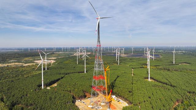 300 Meter Nabenhöhe, 365 Meter bis zur Blattspitze: In Schipkau in der Lausitz steht seit Ende September das höchste Windrad der Welt. Im November soll es in Betrieb gehen. Neben den Superlativen ist dieses Höhenwindrad aber auch ein Forschungsprojekt. (+)#Energie #ErneuerbareEnergie #Windkraft