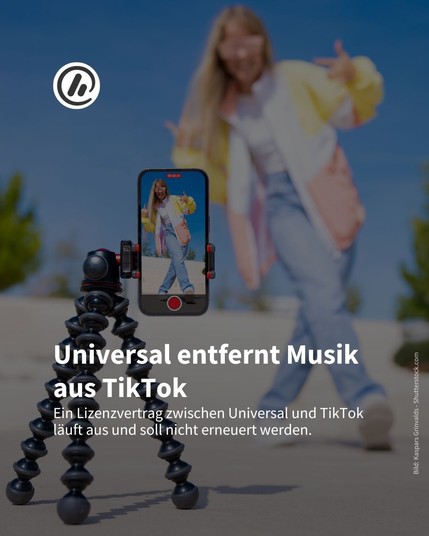 Bild: Im Hintergrund ist eine tanzende Frau zu sehen, die sich mit einem Smartphone filmt. News Überschrift: Universal entfernt Musik aus TikTok. News-Unterschrift: Ein Lizenzvertrag zwischen Universal und TikTok läuft aus und soll nicht erneuert werden.