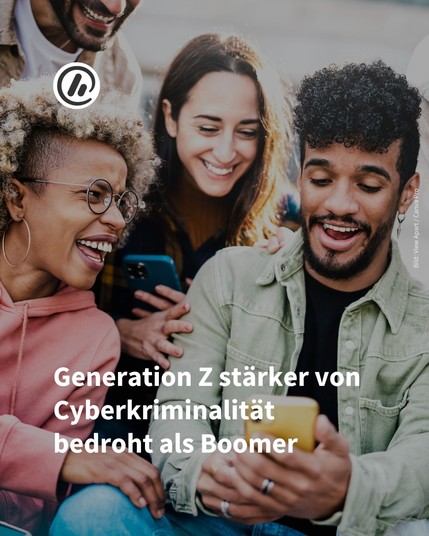 Bild: Im Hintergrund sind junge Erwachsene zu sehen, die lachend auf ihre Smartphones schauen.
 
Überschrift: Generation Z stärker von Cyberkriminalität bedroht als Boomer.