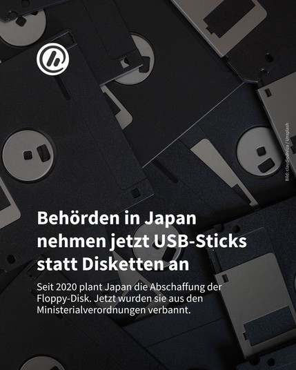 
Bild im Hintergrund: Disketten. 

Überschrift: Behörden in Japan nehmen jetzt USB-Sticks statt Disketten an. 

Unterzeile: Seit 2020 plant Japan die Abschaffung der 
Floppy-Disk. Jetzt wurden sie aus den Ministerialverordnungen verbannt.