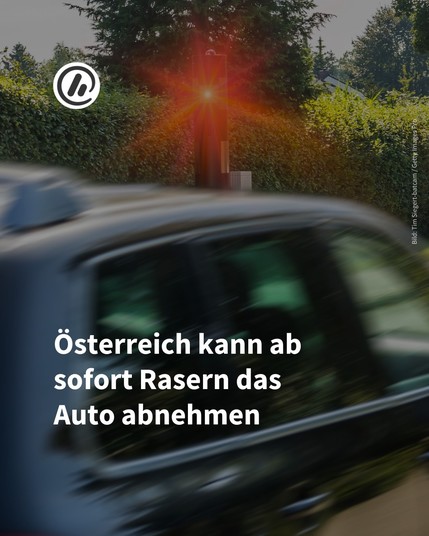 Bild: Im Bild wird ein Auto innerorts geblitzt. Überschrift: Österreich kann ab sofort Rasern das Auto abnehmen