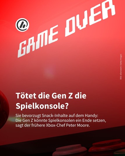 Bild: Im Hintergrund ist ein Bildschirm mit den Worten "Game Over" abgebildet. 

Überschrift: Tötet die Gen Z die Spielkonsole?

Unterzeile: Sie bevorzugt Snack-Inhalte auf dem Handy: 
Die Gen Z könnte Spielkonsolen ein Ende setzen, 
sagt der frühere Xbox-Chef Peter Moore.