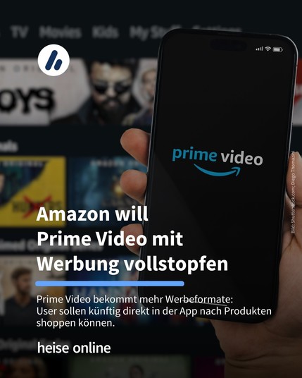Auf dem Bild sieht man eine Hand, die ein Smartphone hält. Darauf ist das Prime Video-Logo zu sehen. Die Überschrift lautet: Amazon will Prime Video mit Werbung vollstopfen. Darunter steht: Prime Video bekommt mehr Werbeformate: User sollen künftig direkt in der App nach Produkten shoppen können. 