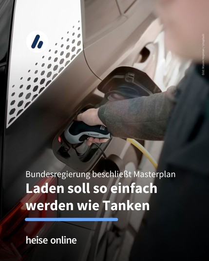 Auf dem Bild ist eine Person zu sehen, die das Ladekabel eines E-Autos festhält. Im Bild steht: "Bundesregierung beschließt Masterplan
Laden soll so einfach werden wie Tanken" 