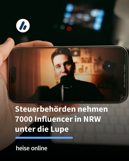 Auf dem Bild ist ein Smartphone in einer Hand zu sehen. Auf dem Display ist zu sehen, wie eine Person in ein Mikrofon spricht. Unter dem Bild steht: „Steuerbehörden nehmen 7.000 Influencer in NRW unter die Lupe.”