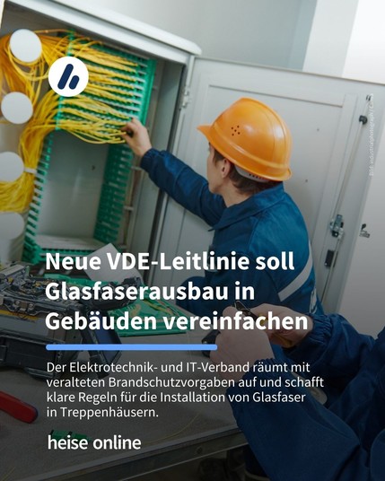 Das Bild zeigt einen Handwerker, der Glasfaser verlegt. Im Bild steht: "Neue VDE-Leitlinie soll Glasfaserausbau in Gebäuden vereinfachen" dadrunter steht: "Der Elektrotechnik- und IT-Verband räumt mit veralteten Brandschutzvorgaben auf und schafft klare Regeln für die Installation von Glasfaser in Treppenhäusern."